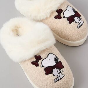 American Eagle Snoopy Embroidered Fuzzy Slippers Women’s Size 10